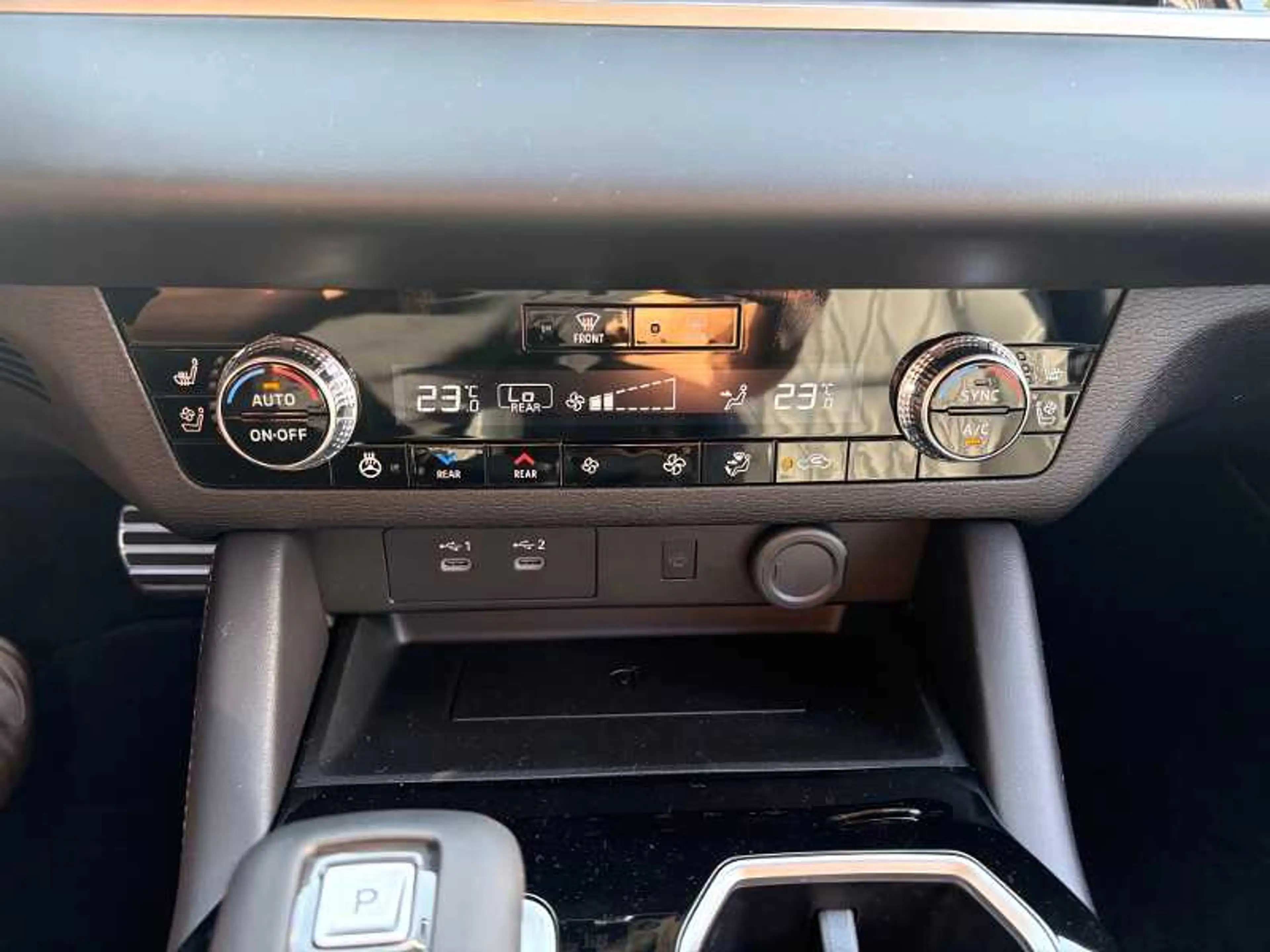 Mitsubishi Outlander 2.4L PHEV Black — photo 10