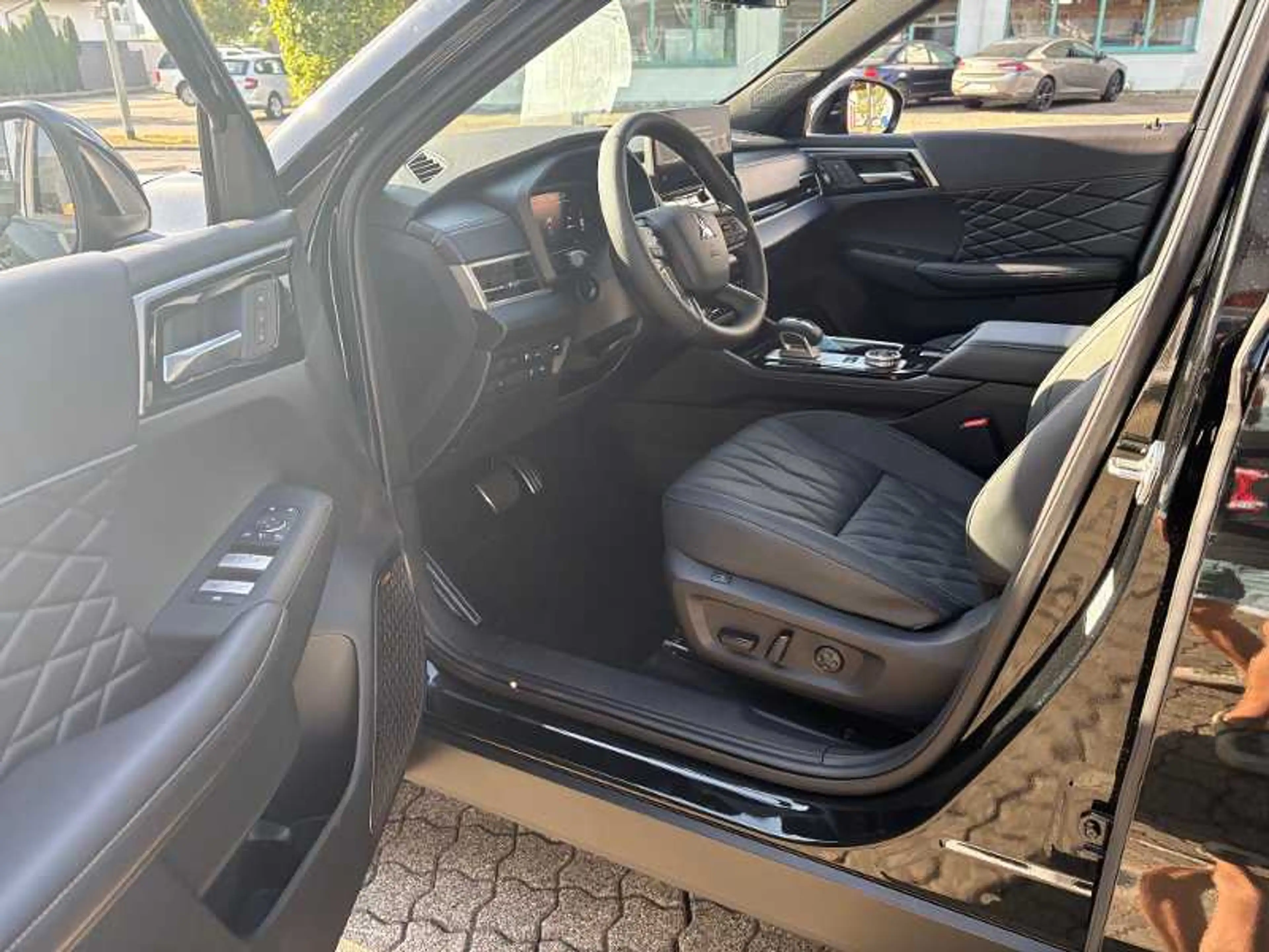 Mitsubishi Outlander 2.4L PHEV Black — photo 7