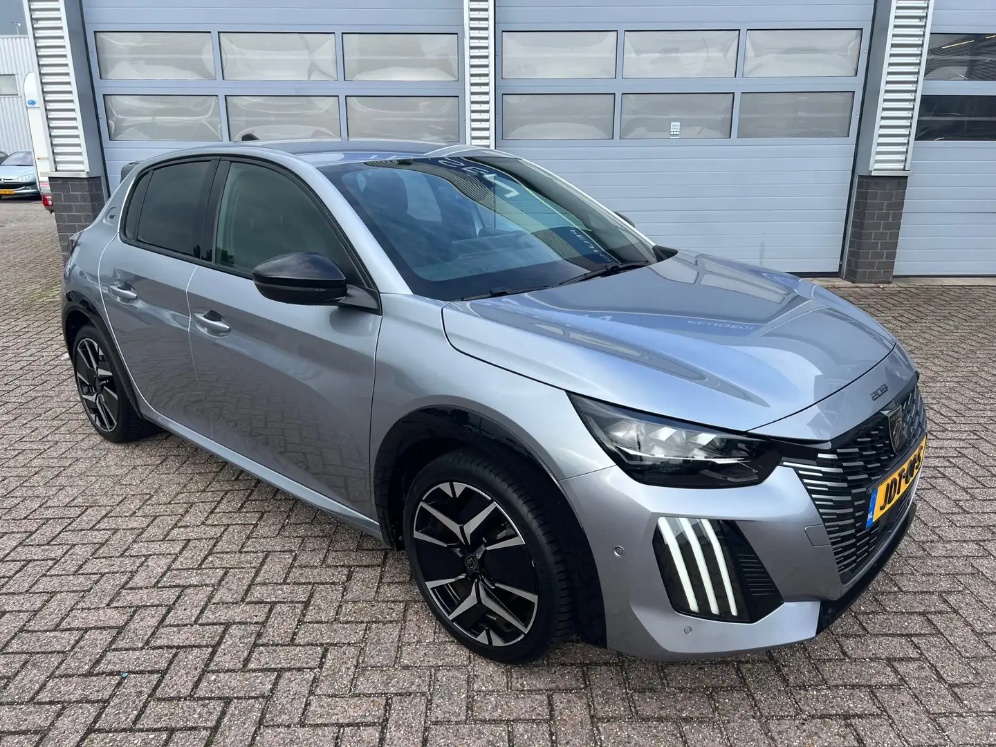 Peugeot 208 Hybrid 145 e-DCS6 GT | Half leer | Navigatie | Ada Grijs - 2