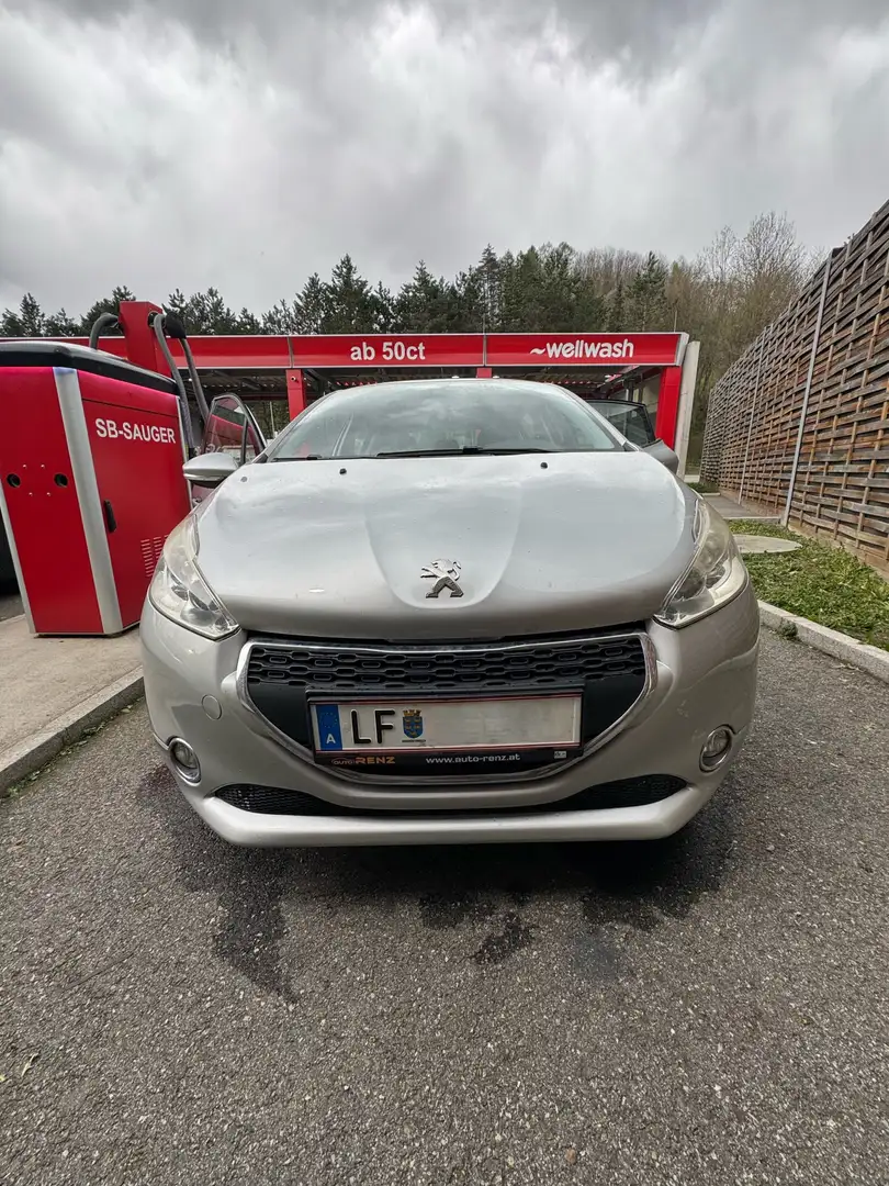 Peugeot 208 Active 1,4 HDI 68 FAP Silber - 2