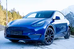 Tesla Model Y in Blau gebraucht kaufen - AutoScout24