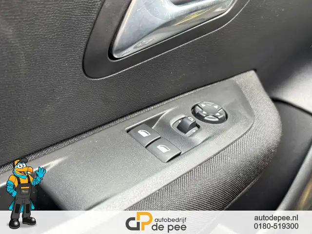 Peugeot E-208 view 4