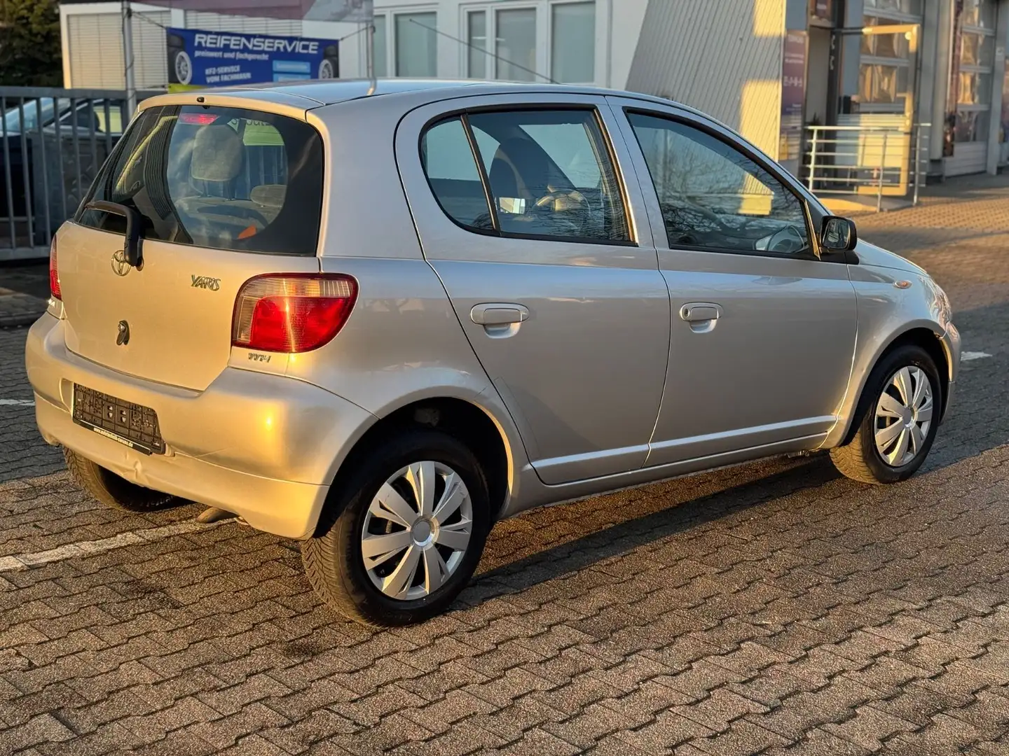 Toyota Yaris 1.3 Linea Sol *Klima *5-Türer Grau - 2