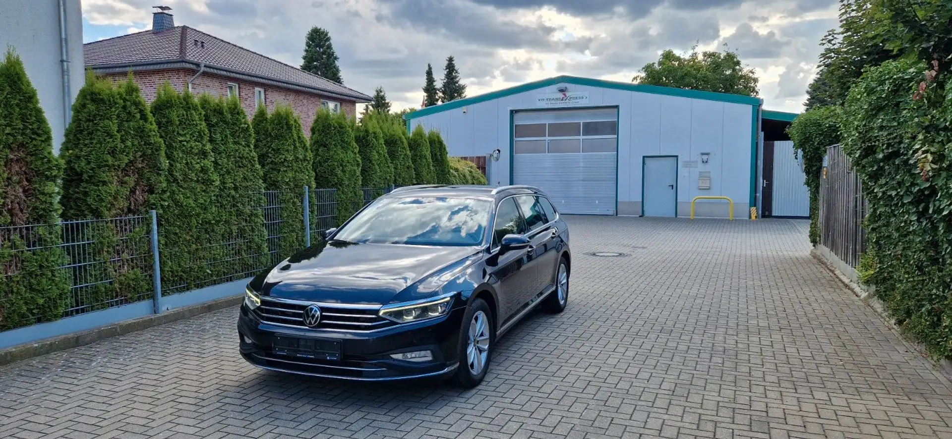 Volkswagen Passat Variant Elegance 1 Hand DSG Noir - 1