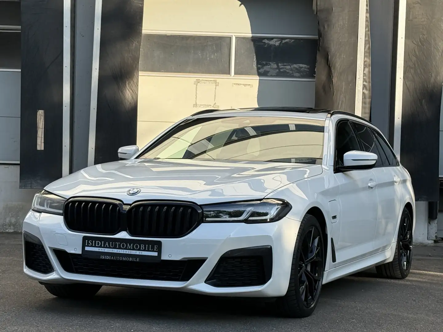 BMW 520 e M-Sport LED Pano LiveCockpit Harman Kardon Weiß - 1