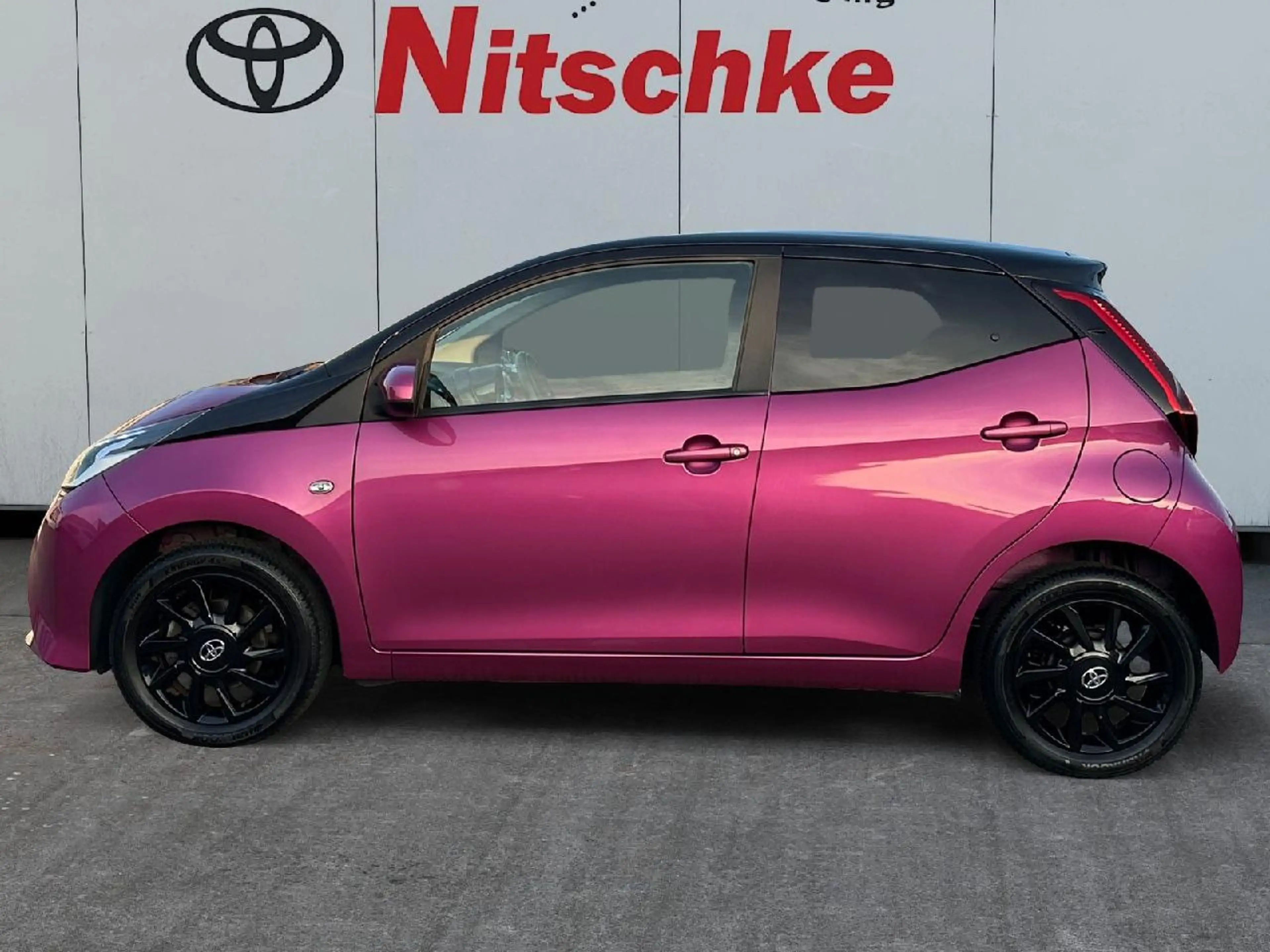Toyota Aygo 1.0 x-cite, x-connect — photo 2