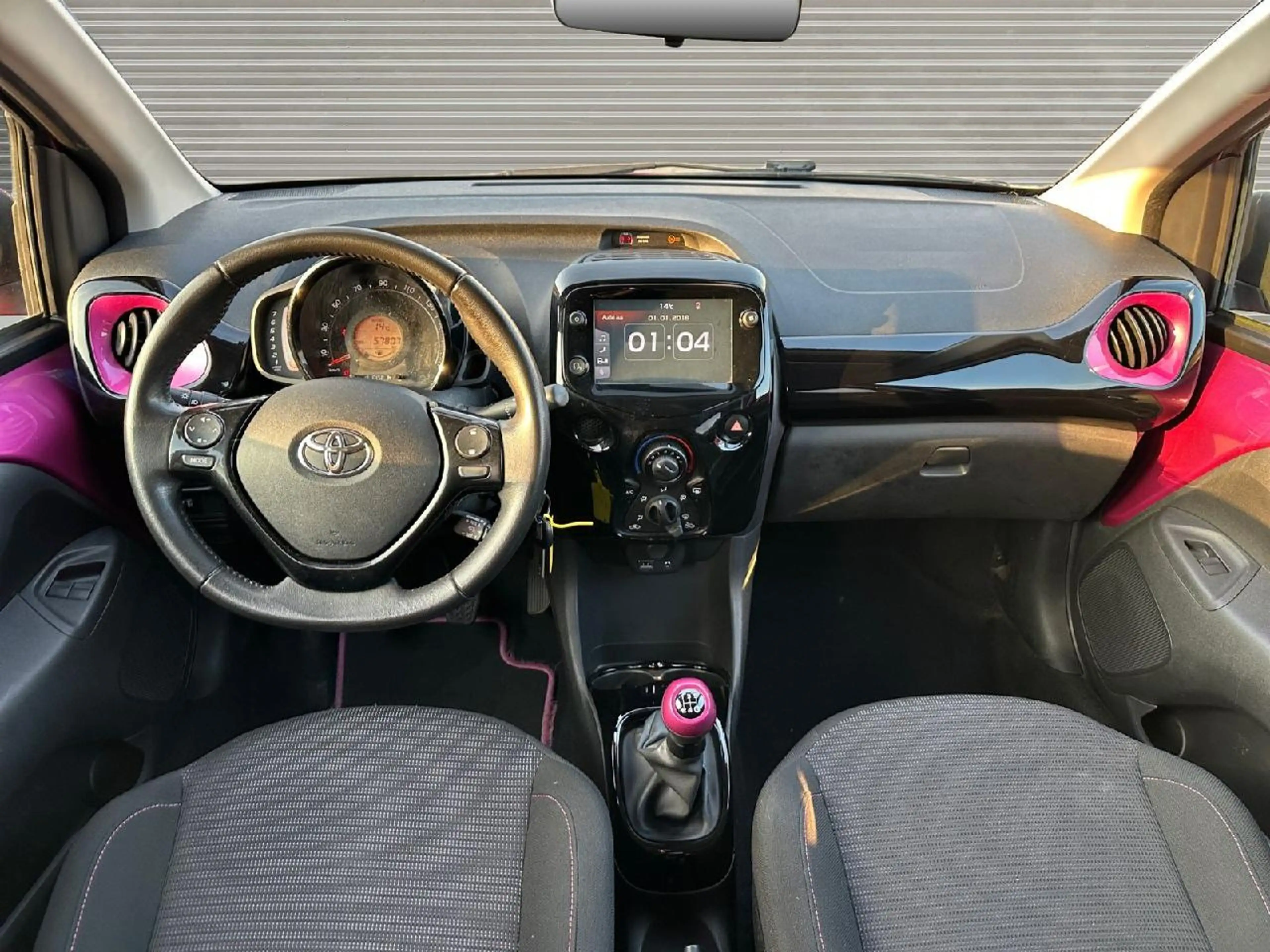 Toyota Aygo 1.0 x-cite, x-connect — photo 10