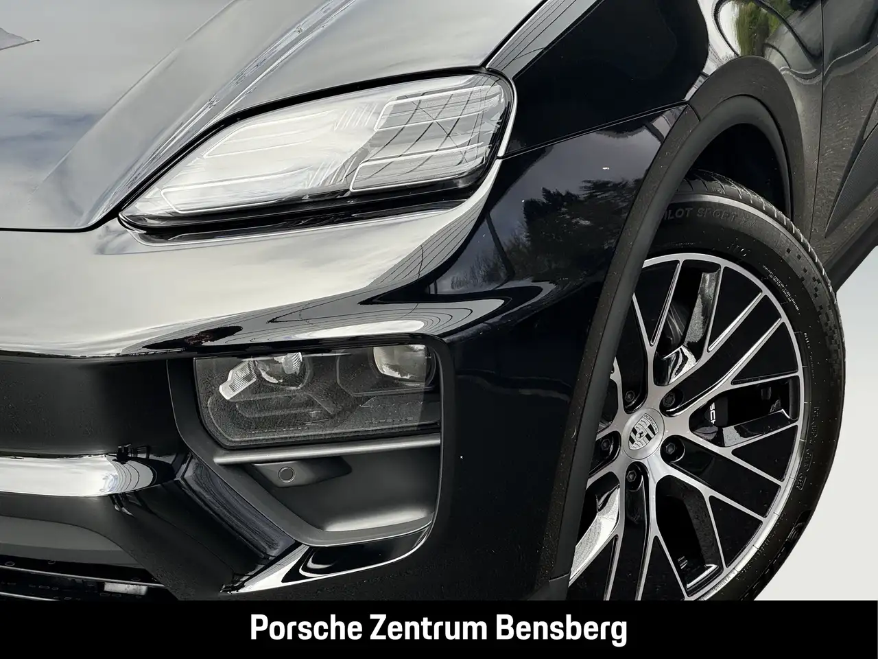 Porsche Macan Electric 8