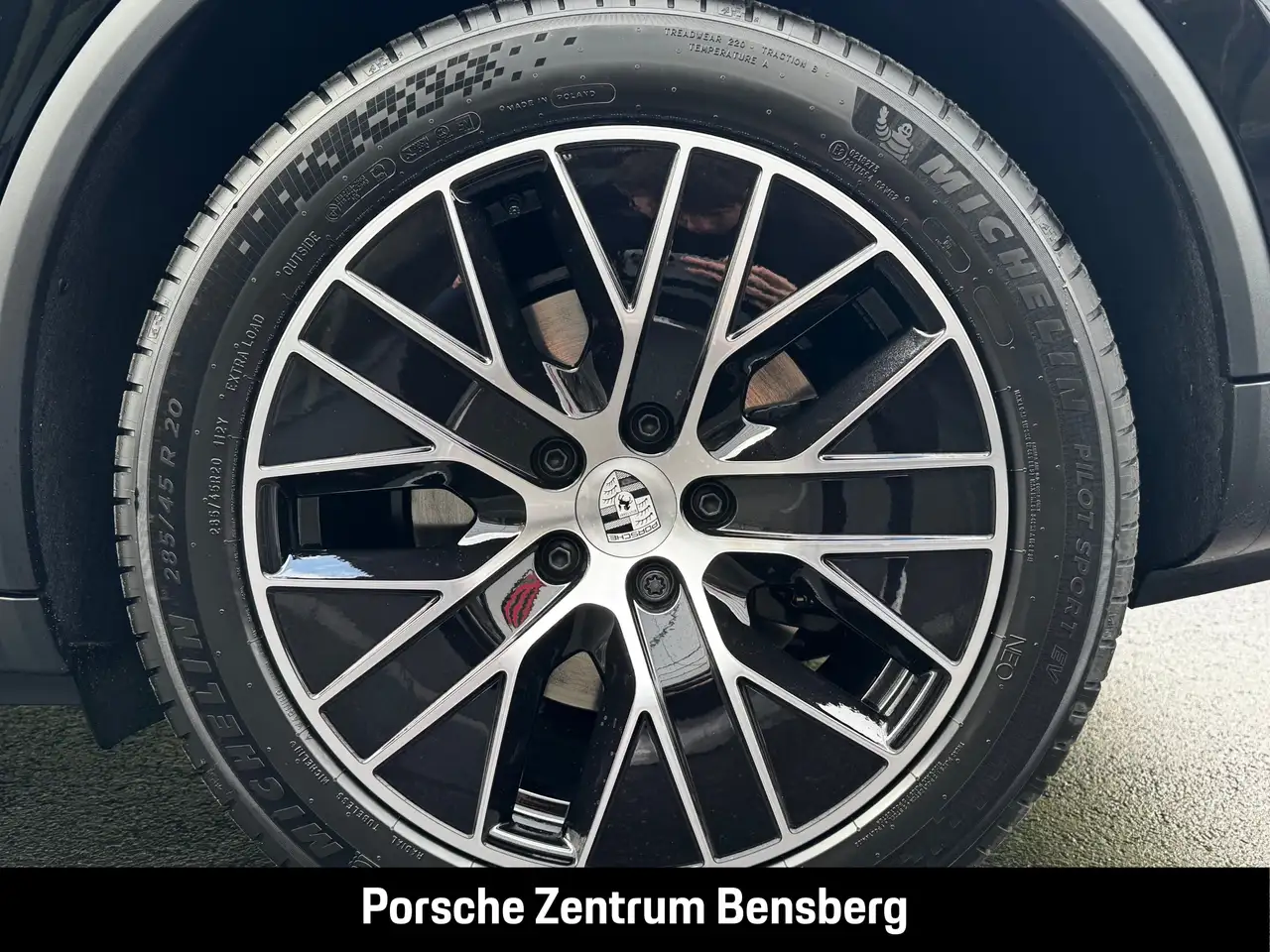 Porsche Macan Electric 13