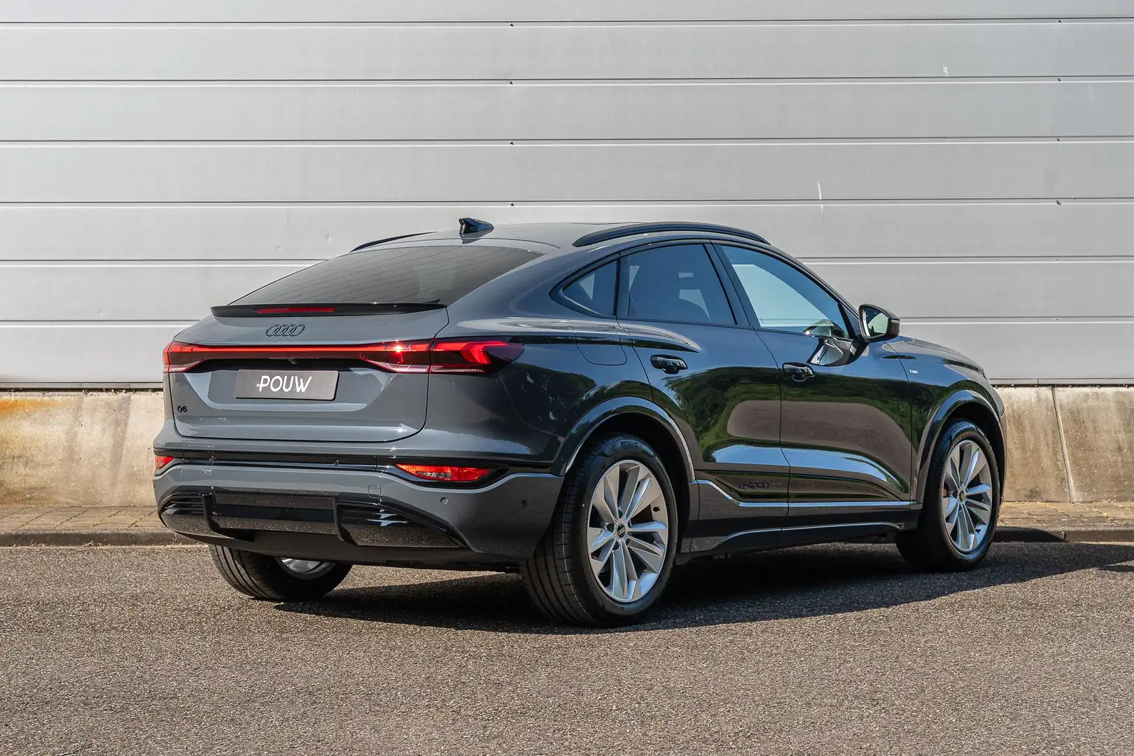 Audi Q6 Sportback e-tron 252pk S Edition 83 kWh | Panorama Grijs - 2