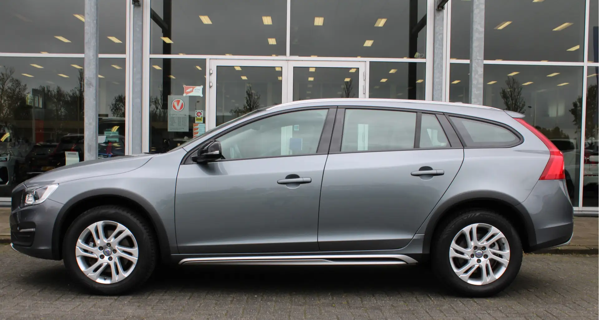 Volvo V60 Cross Country D4 Nordic+ | Org. NL |  Afn. Trekhaak | Verw. Voor Grijs - 2