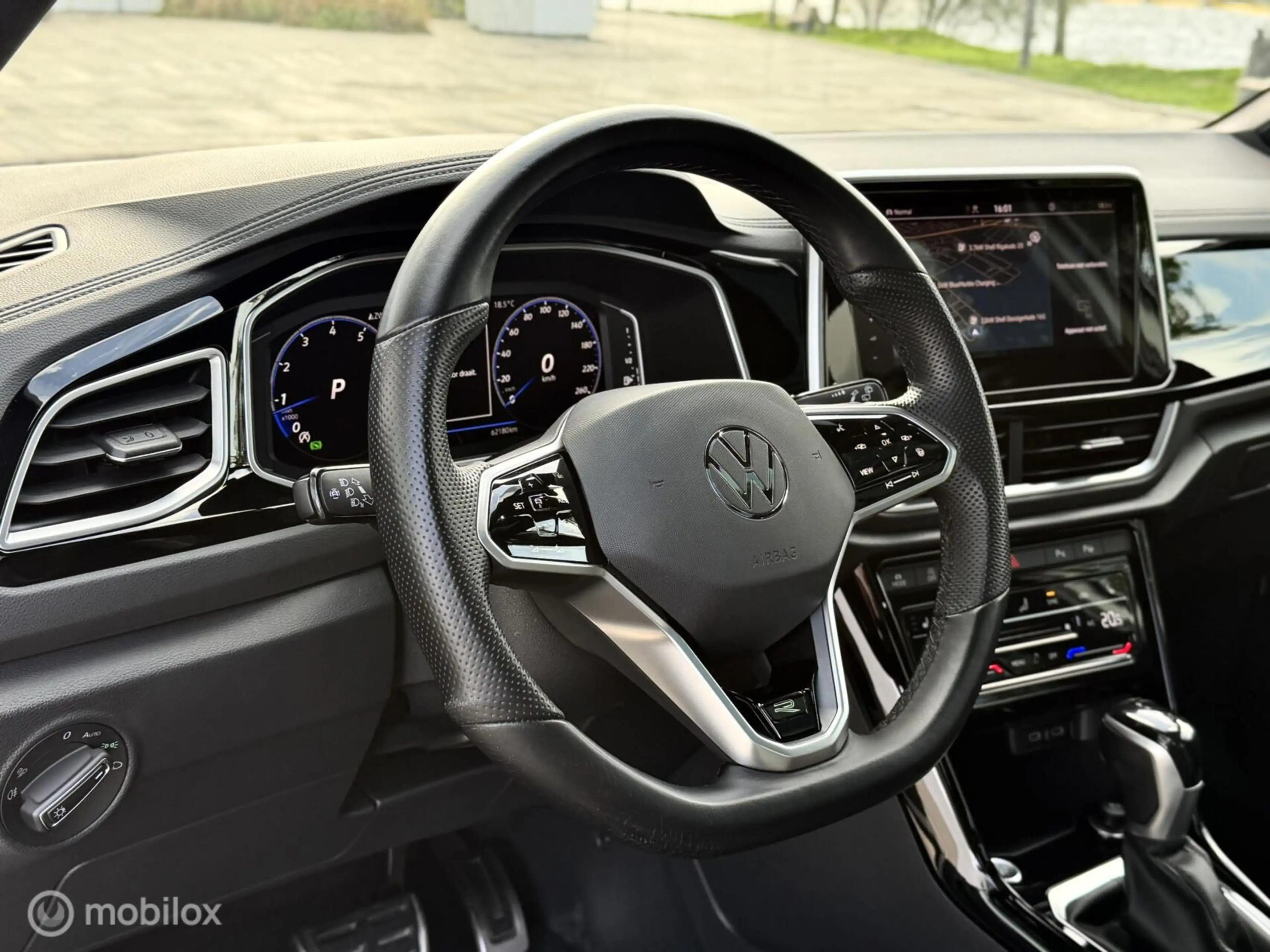 Volkswagen T-Roc 1.5 TSI R-Line |Pano |IQ |Keyless |ACC — photo 3