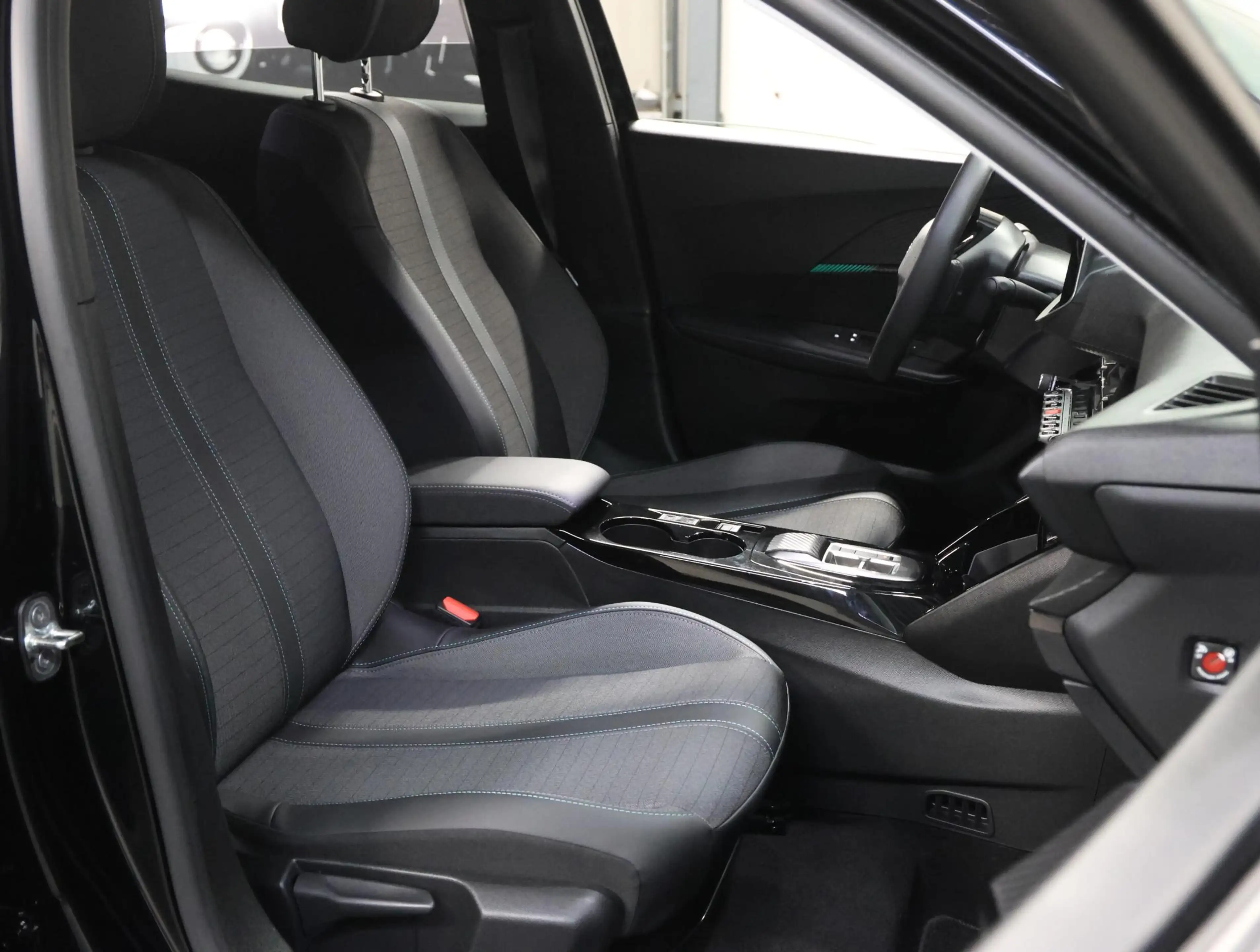 Peugeot e-2008 EV Allure 50 kWh 136PK | 1ste eigenaar | AppleCarP — photo 11