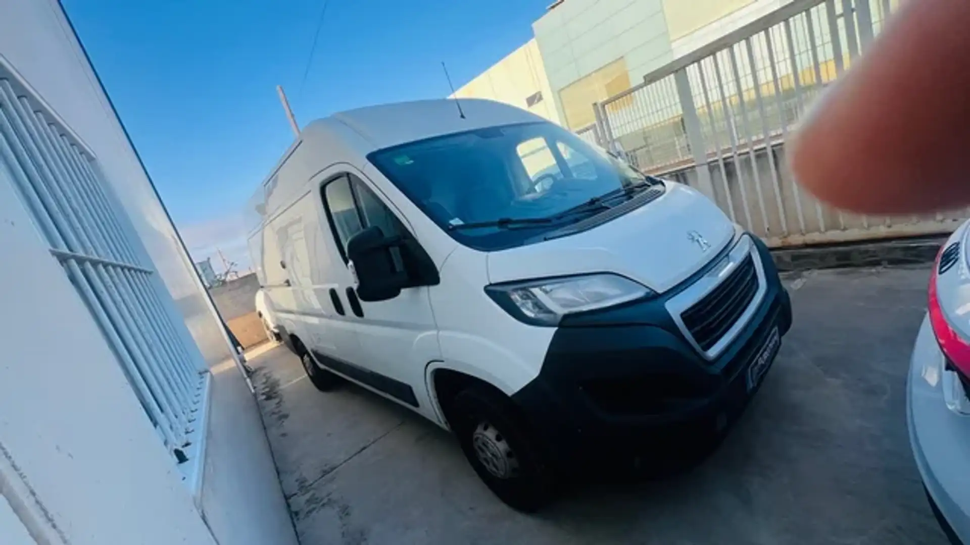 Peugeot Boxer Combi 2.2BlueHDI 333 L2H2 140 Blanco - 2