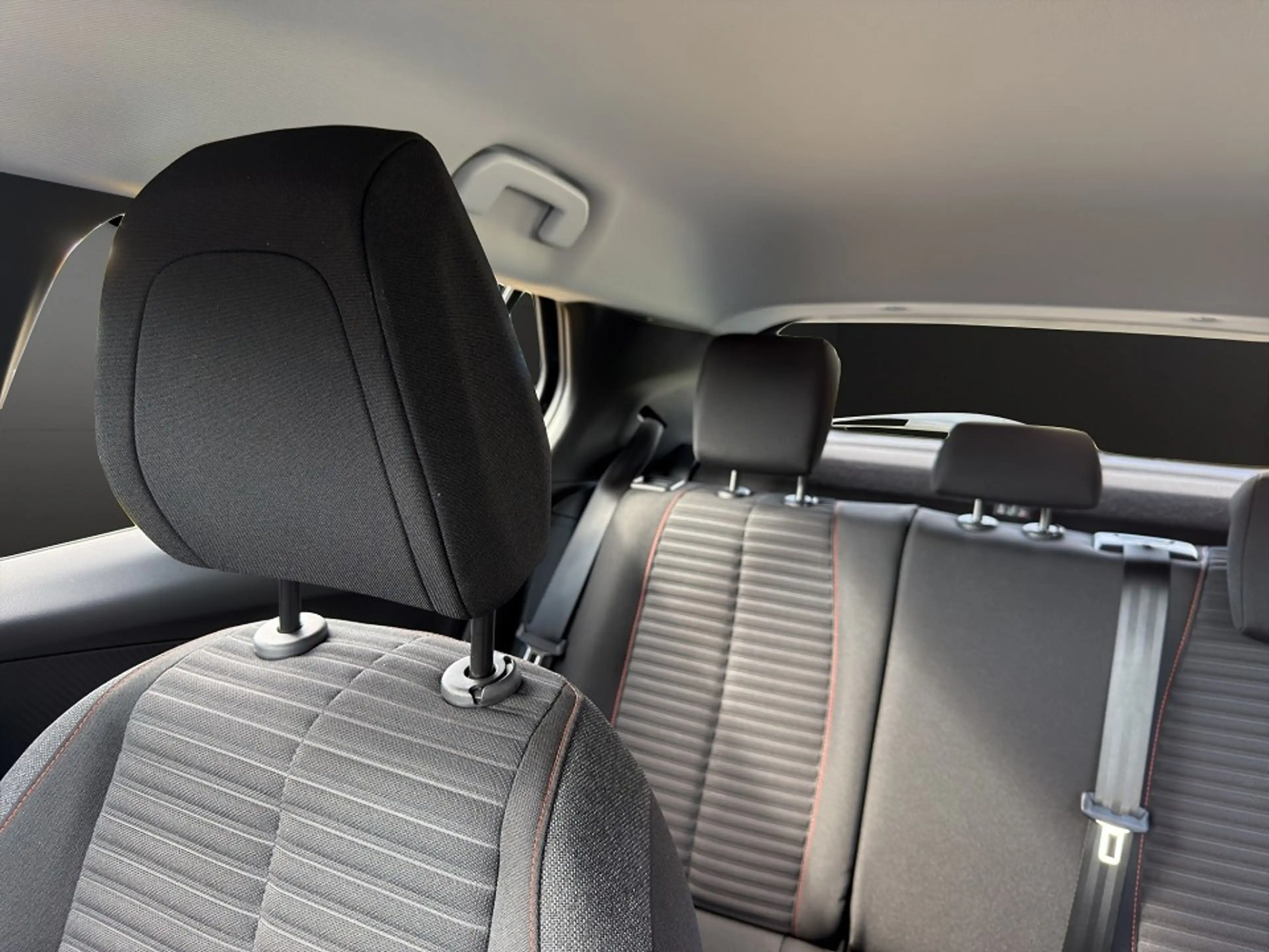 Peugeot e-2008 Elektro Active Pack — photo 20