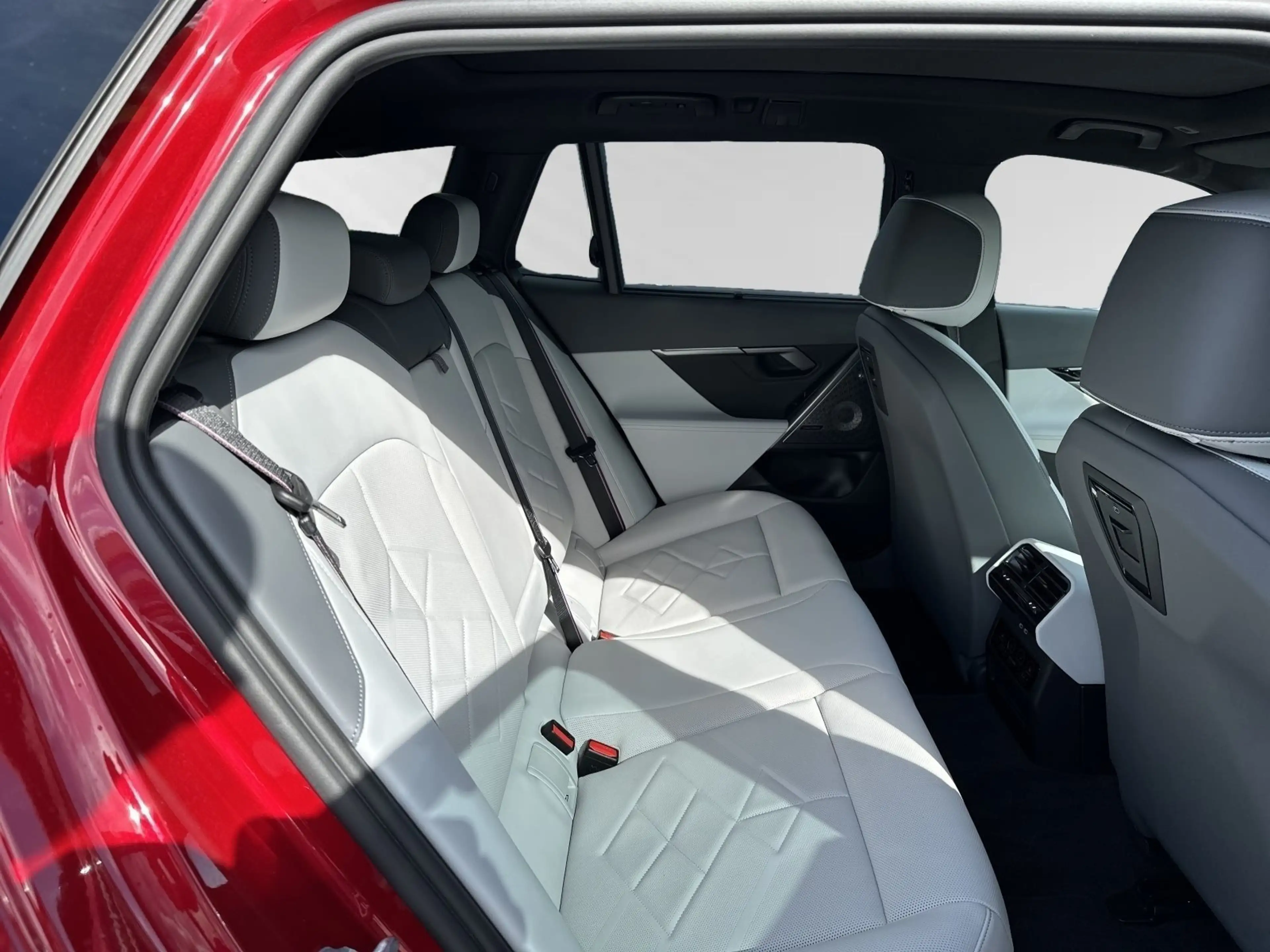 BMW i5 eDrive40 Touring M Sport Pro|Autobahnass.|B&W — photo 15