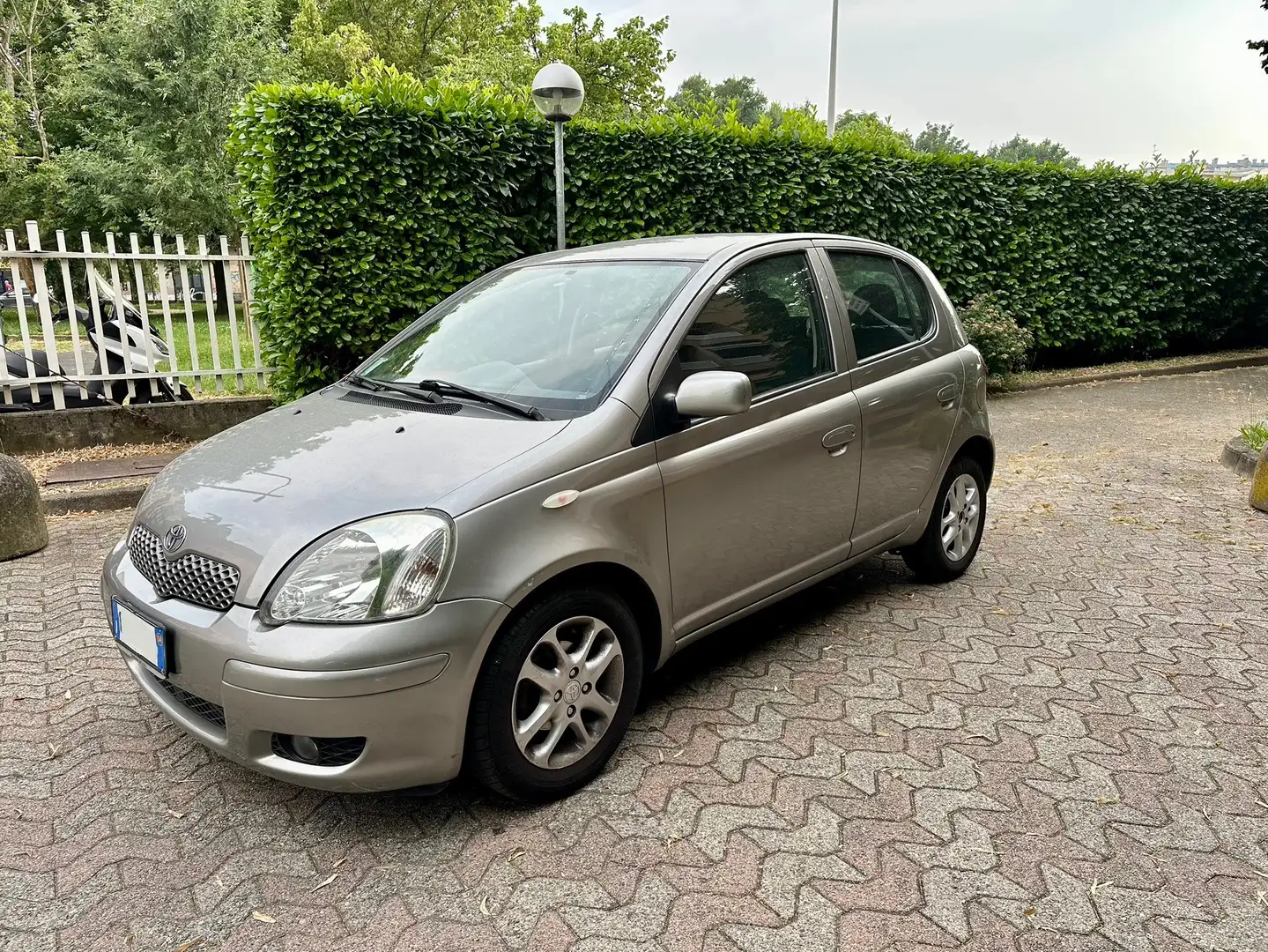 Toyota Yaris 5p 1.3 Sol Unicoproprietario Neopatentati Argento - 2