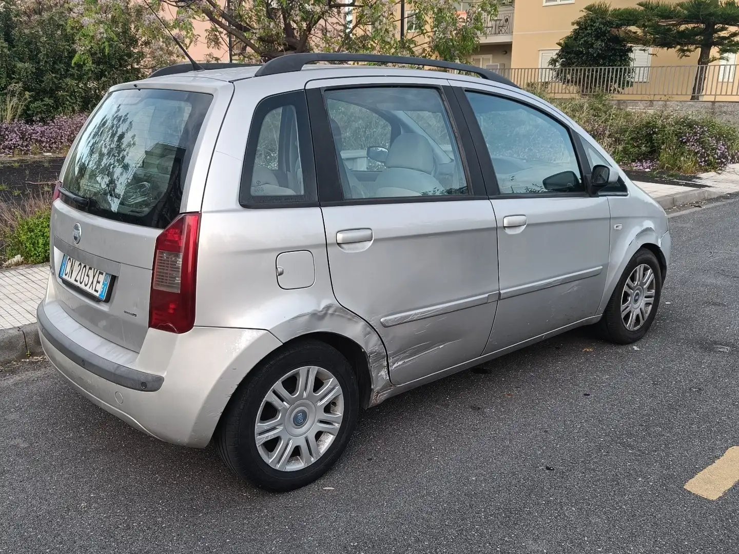 Fiat Idea 1.4 16v Emotion Gümüş rengi - 2