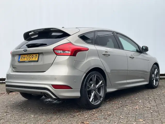 Ford Focus view 12