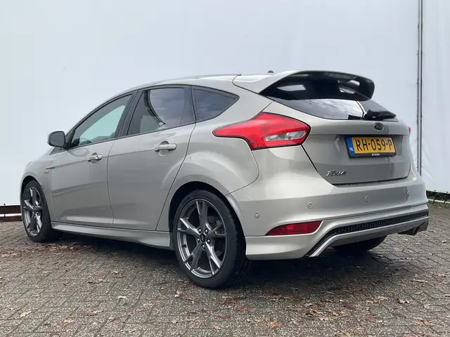 Ford Focus view 2
