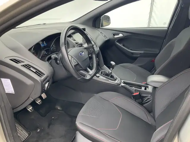 Ford Focus view 15