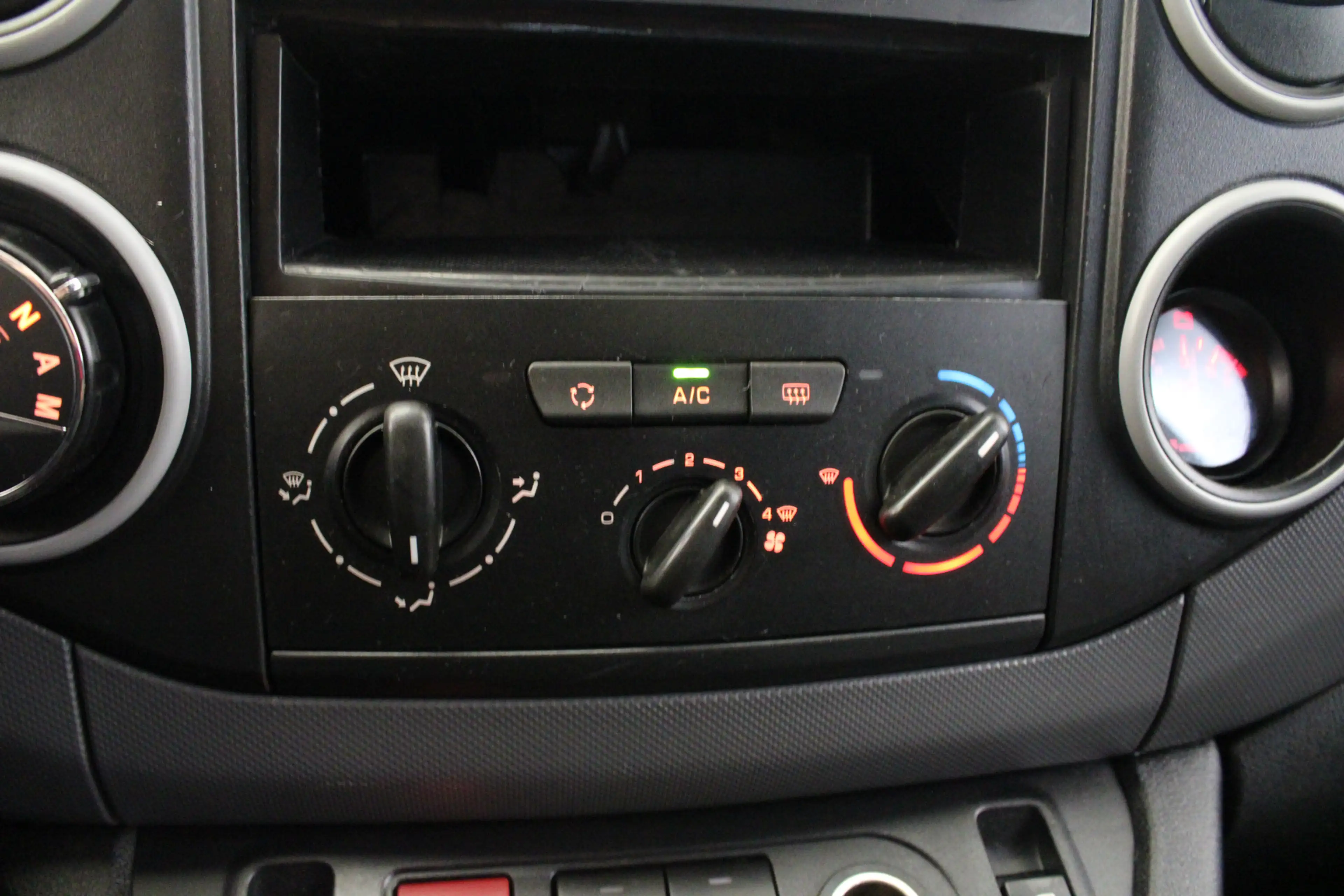 Peugeot Partner 120 1.6 e-HDI L1 2Tronic — photo 12