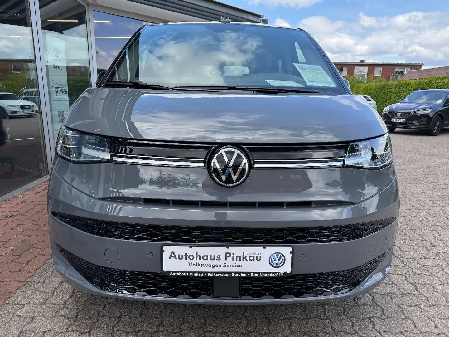 Volkswagen T7 Multivan 2.0 TDI KÜ Edition AHK Matrix PANO Grau - 2