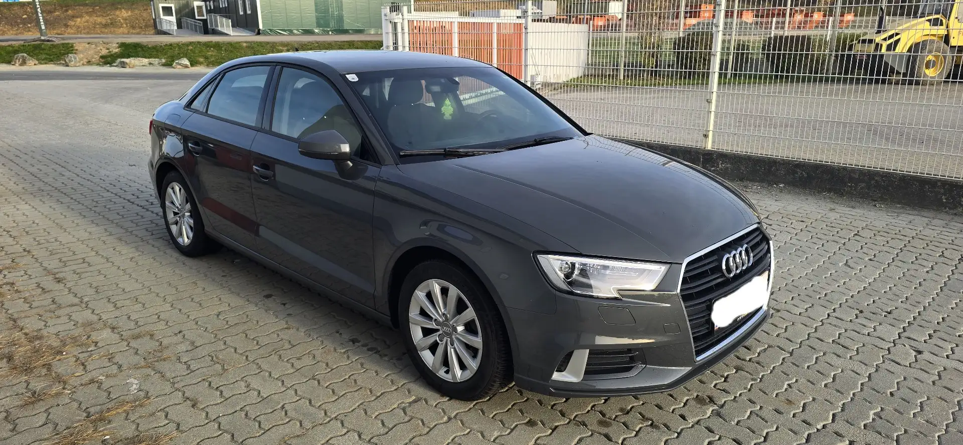 Audi A3 1,5L 35 TFSI Limousine Grau - 1