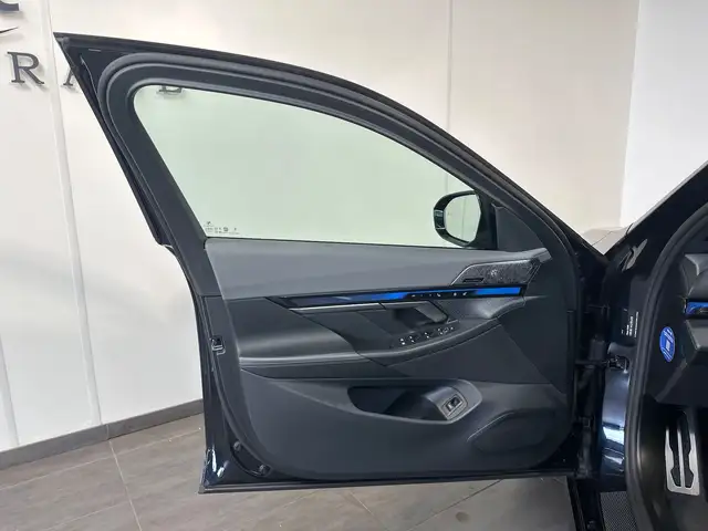 BMW i5 view 6