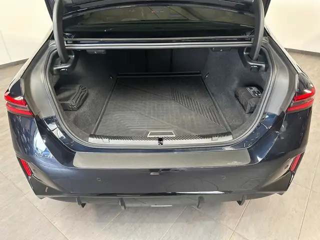 BMW i5 view 8