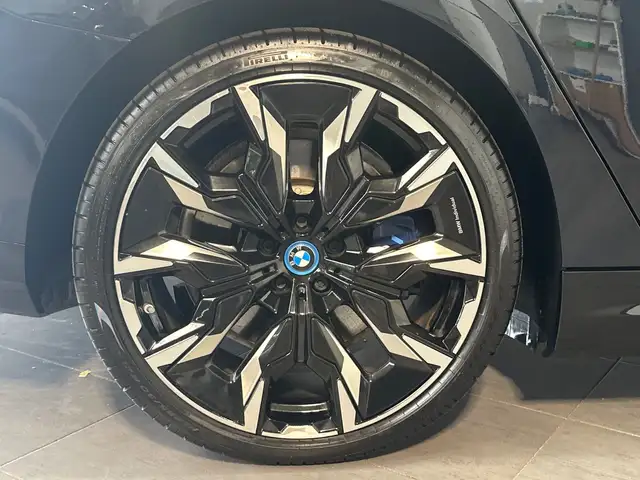 BMW i5 view 3