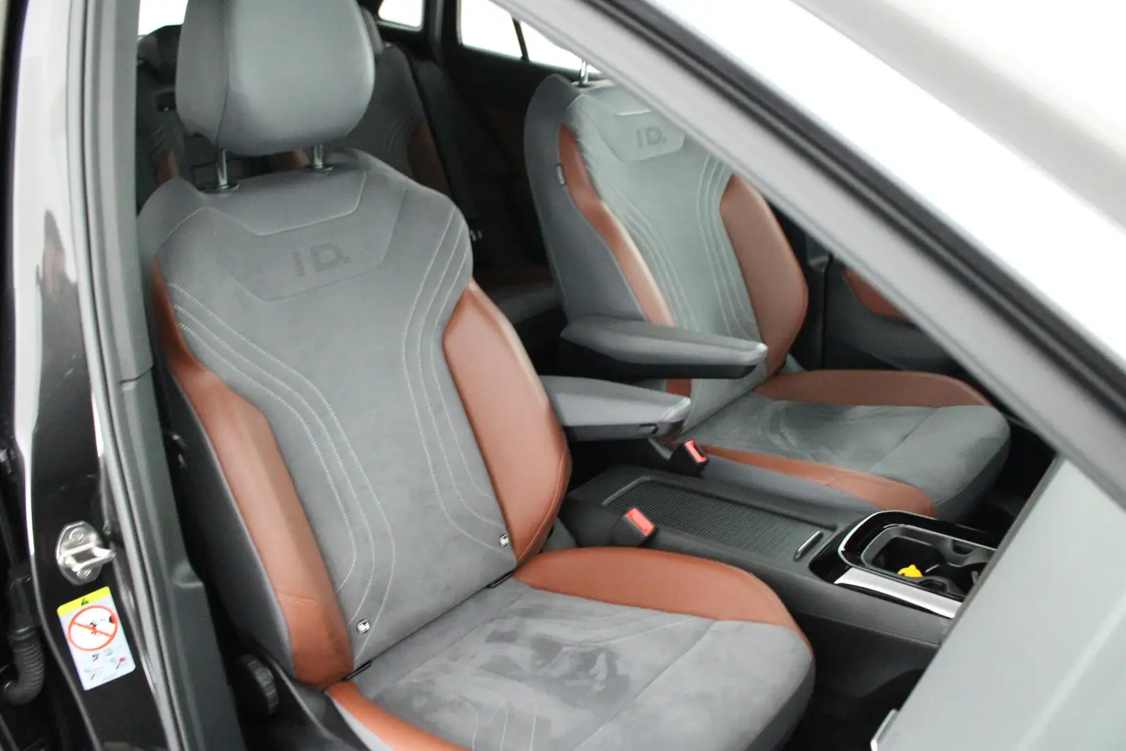 Volkswagen ID.4 First 204pk 77 kWh SOH 89% Trekhaak Camera Stoelve Gris - 2