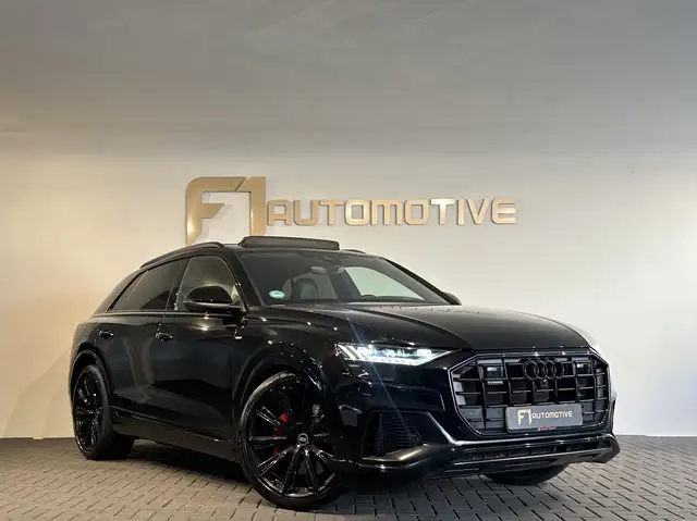 Audi Q8 view 7