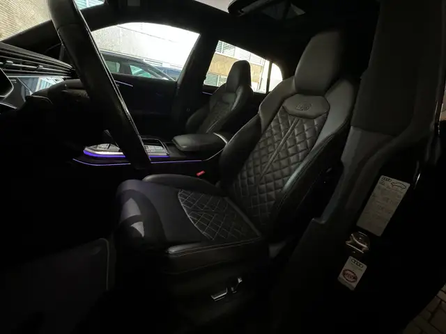 Audi Q8 view 4