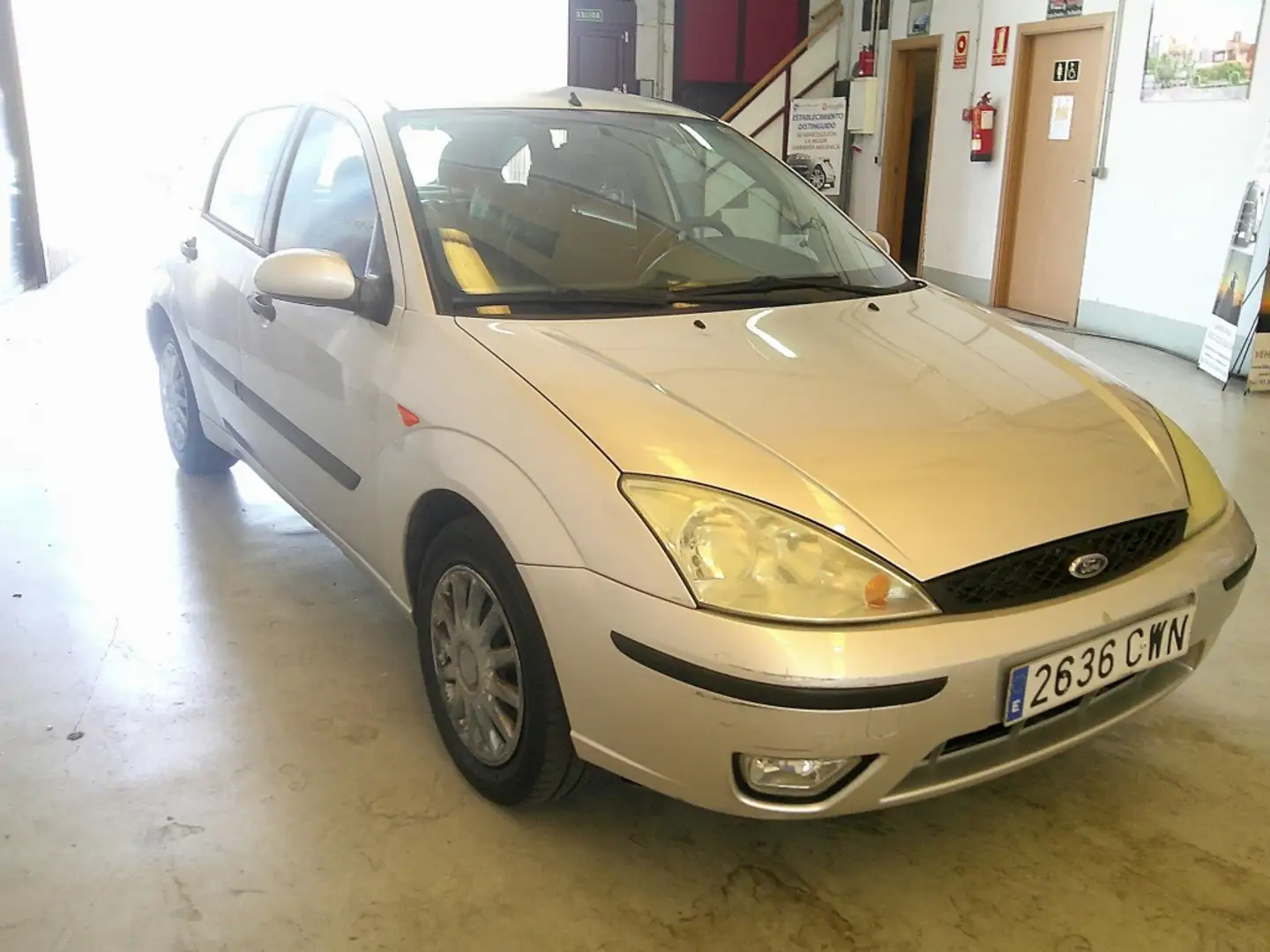 Ford Focus Wagon 1.8 TDCi Ambiente Plateado - 2