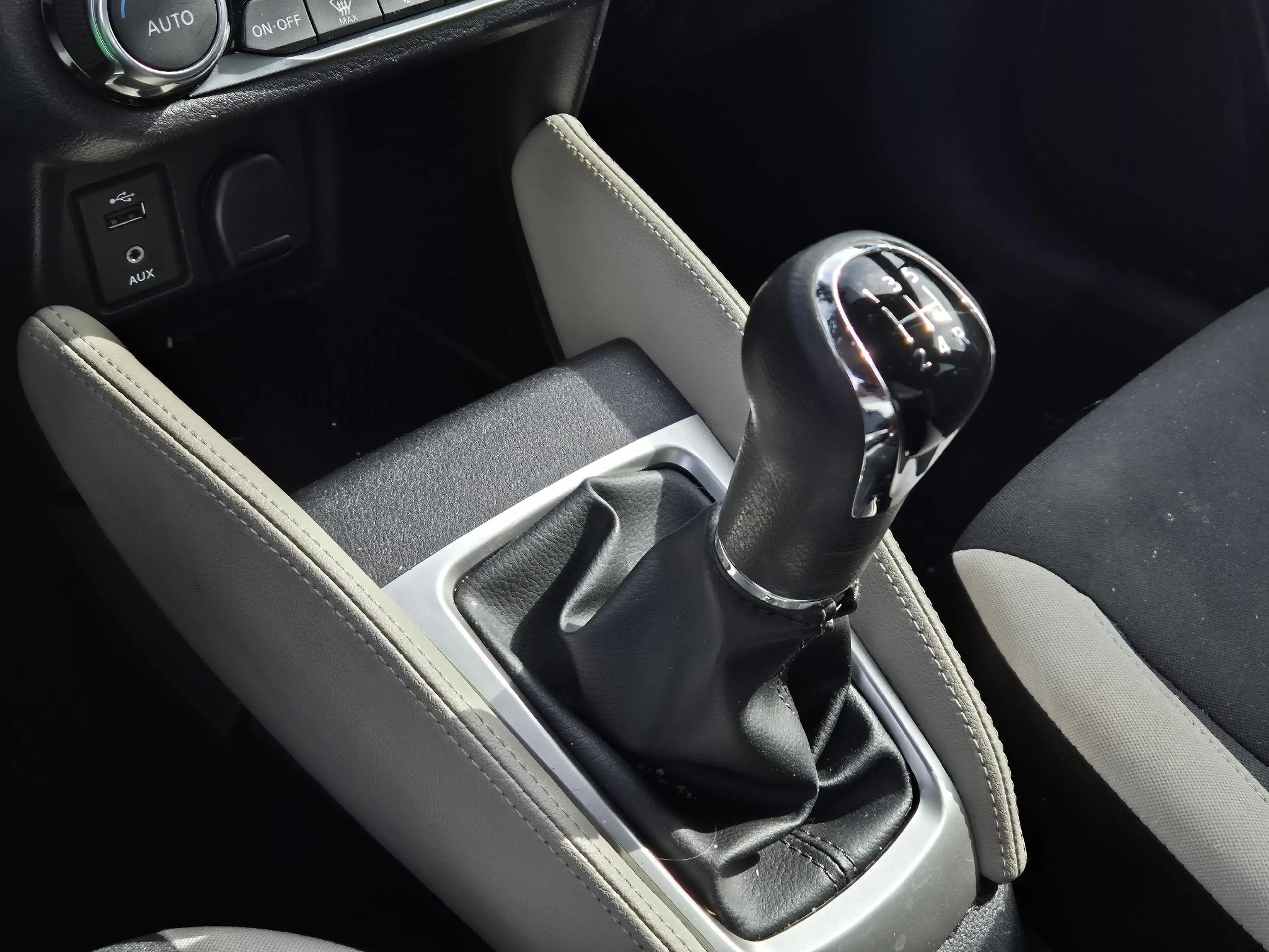 Nissan Micra 0.9 IG-T N-Connecta | Navigatie | All-season bande — photo 22