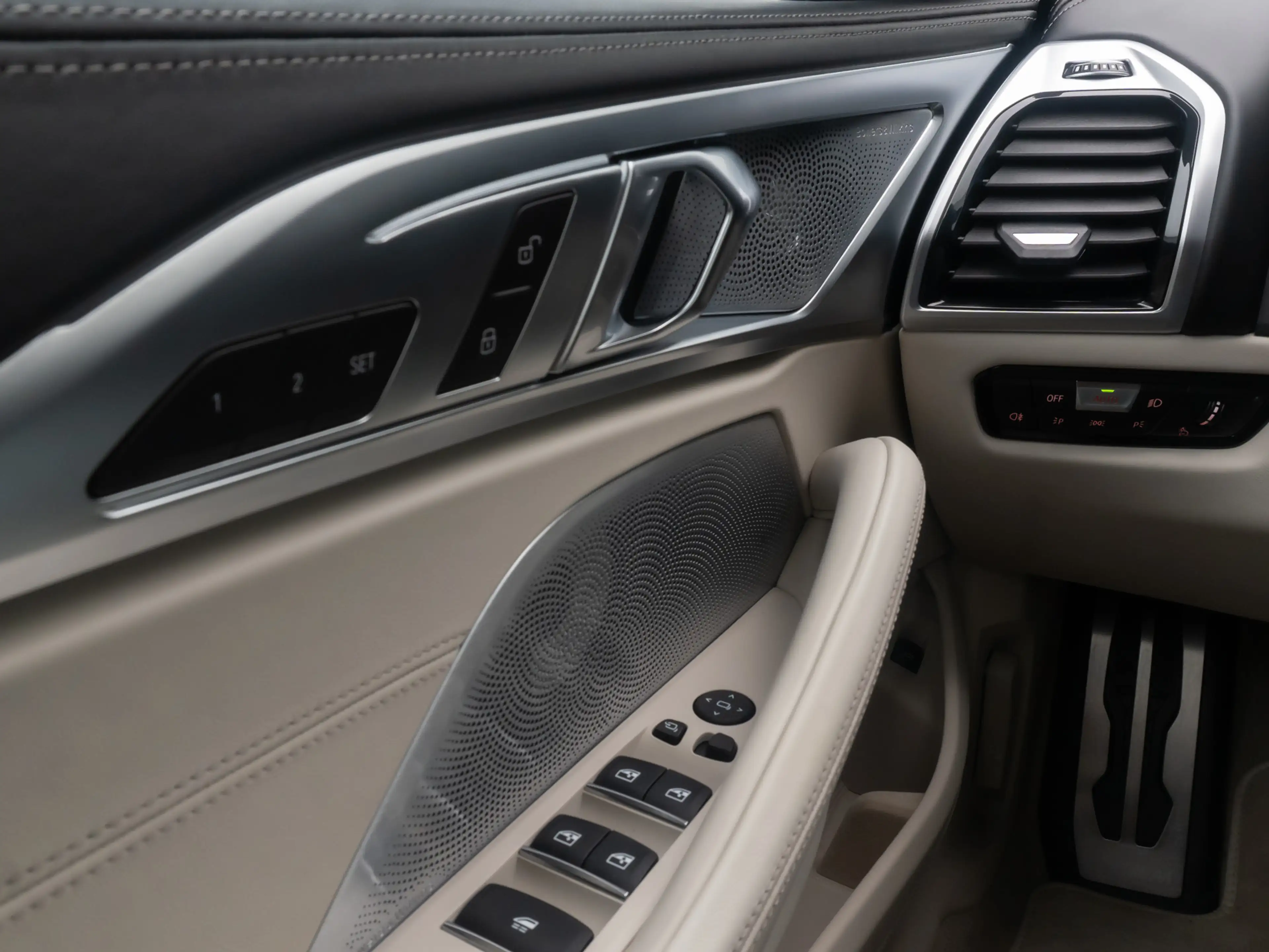 BMW 840 Cabrio Individual B&W SoftClos HUD VOLL — photo 30