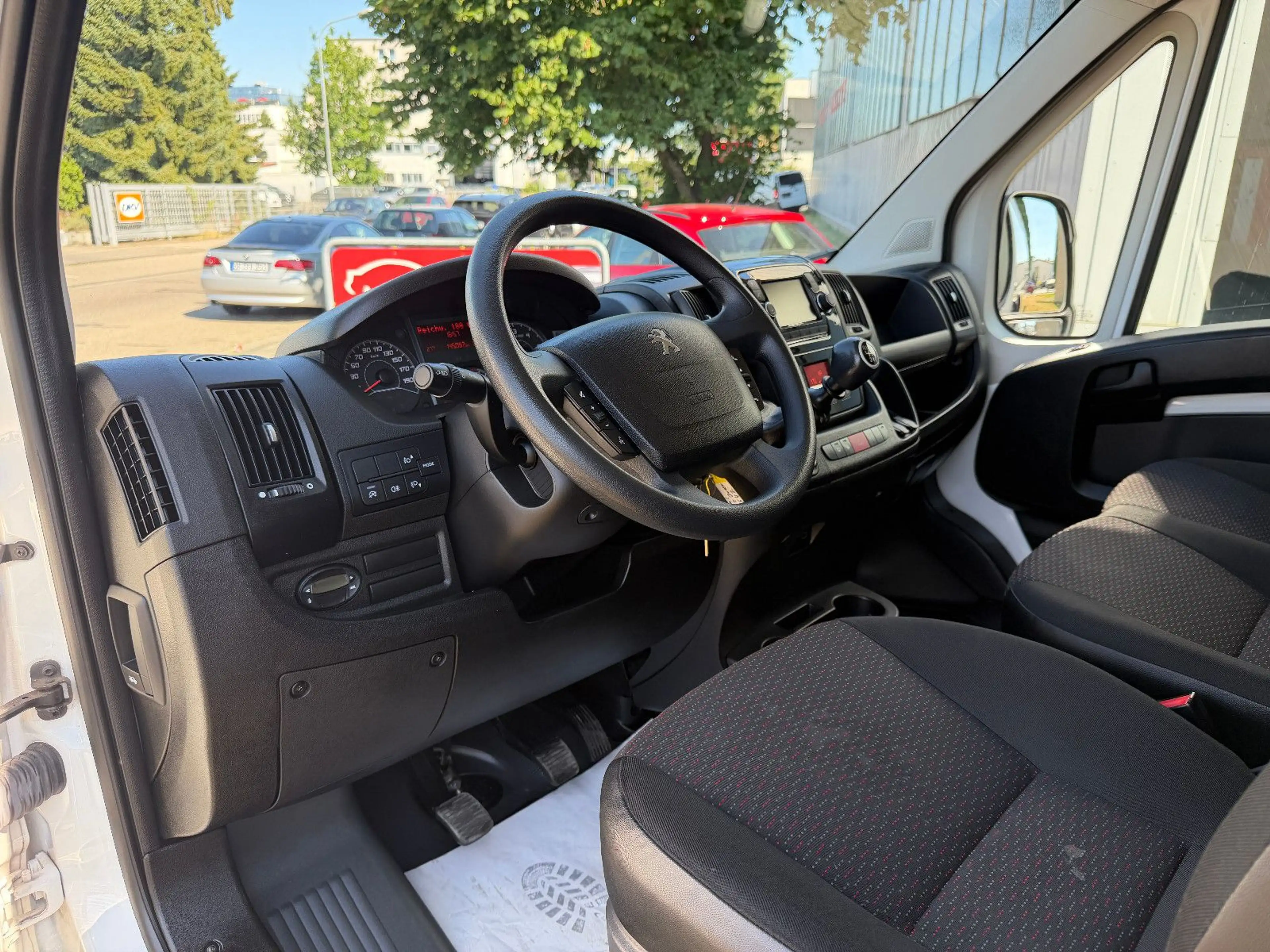 Peugeot Boxer Kasten Hochraum 335 L3H2 Pro BlueHDi 140 S — photo 14