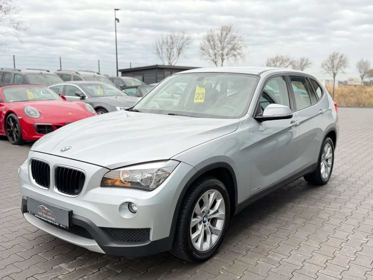 BMW X1 18 i sDrive Autom. Klima Silber - 1