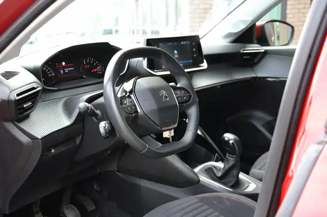 Peugeot 208 view 6
