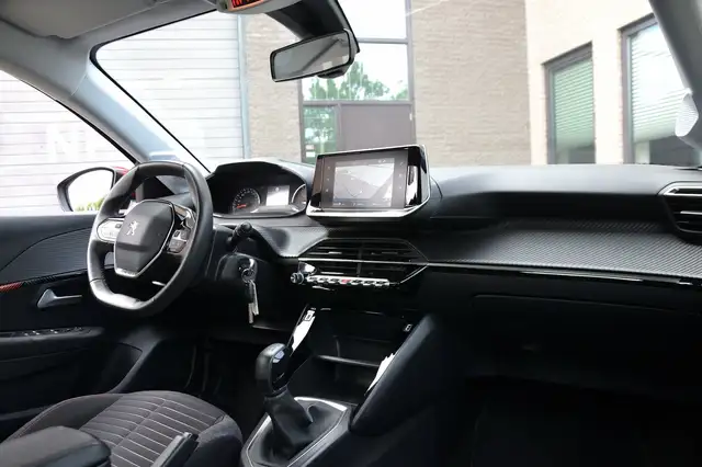 Peugeot 208 view 10