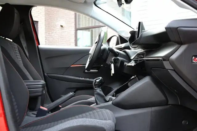 Peugeot 208 view 9