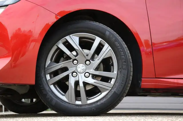 Peugeot 208 view 5