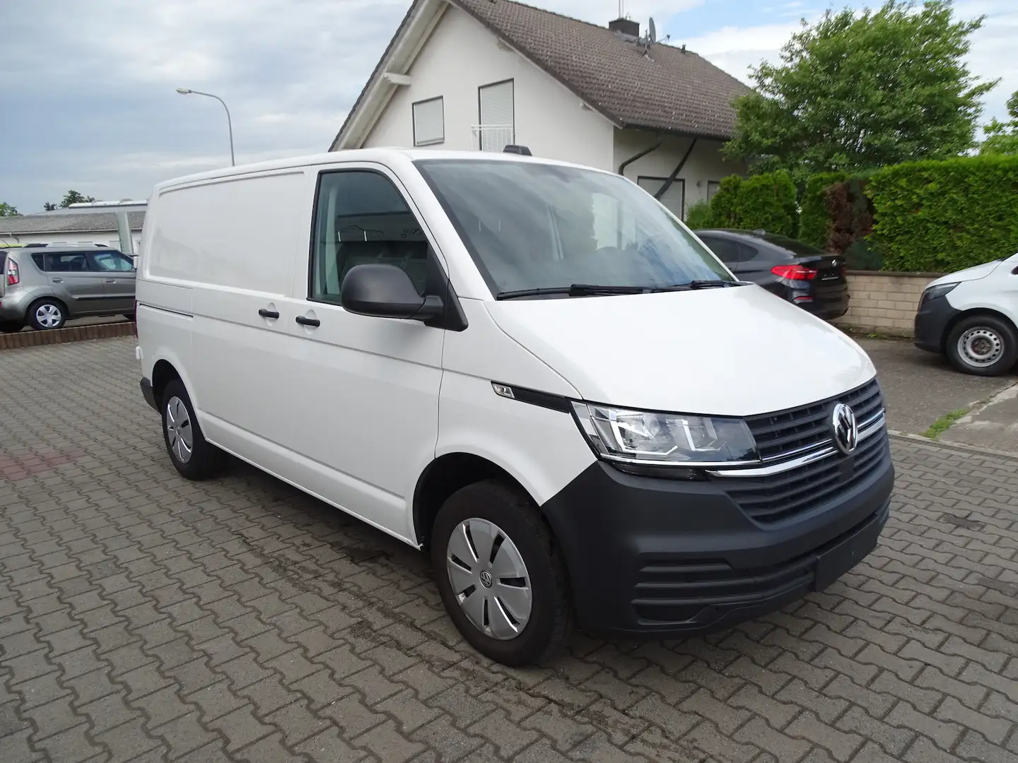 Volkswagen T6.1 Transporter 2,0l TDI EcoProfi FWD, Klima, 1. Hand, PDC Weiß - 1