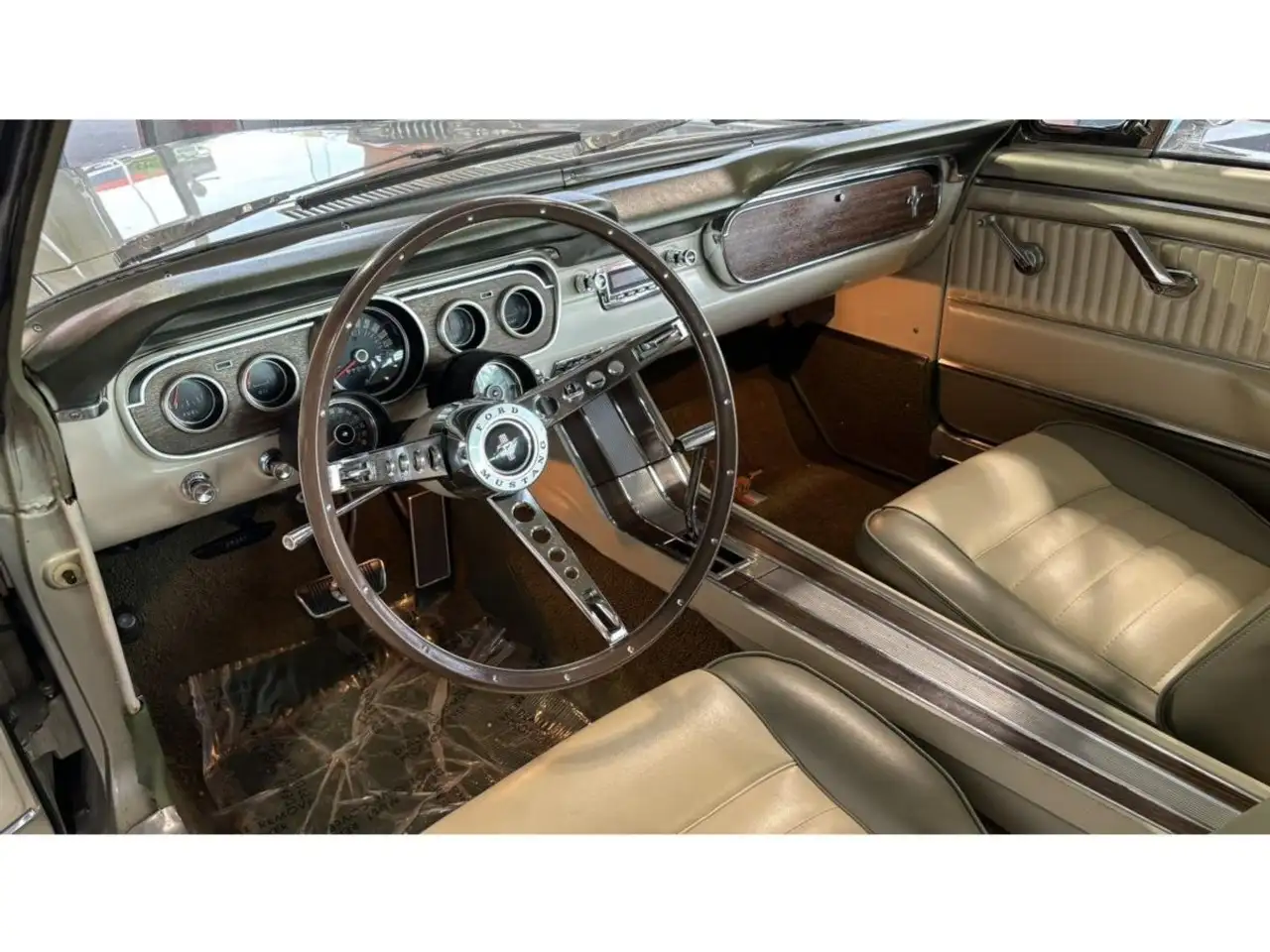 Ford Mustang 289 CI V8 CHAMPAGNE 1965, foto 9