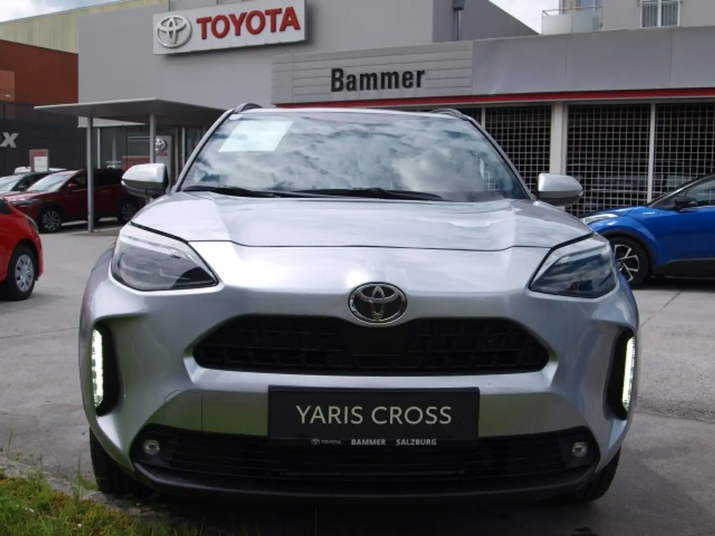 Toyota Yaris Cross Yaris Cross 1,5l HSD Act. Drive + Safety Silber - 2