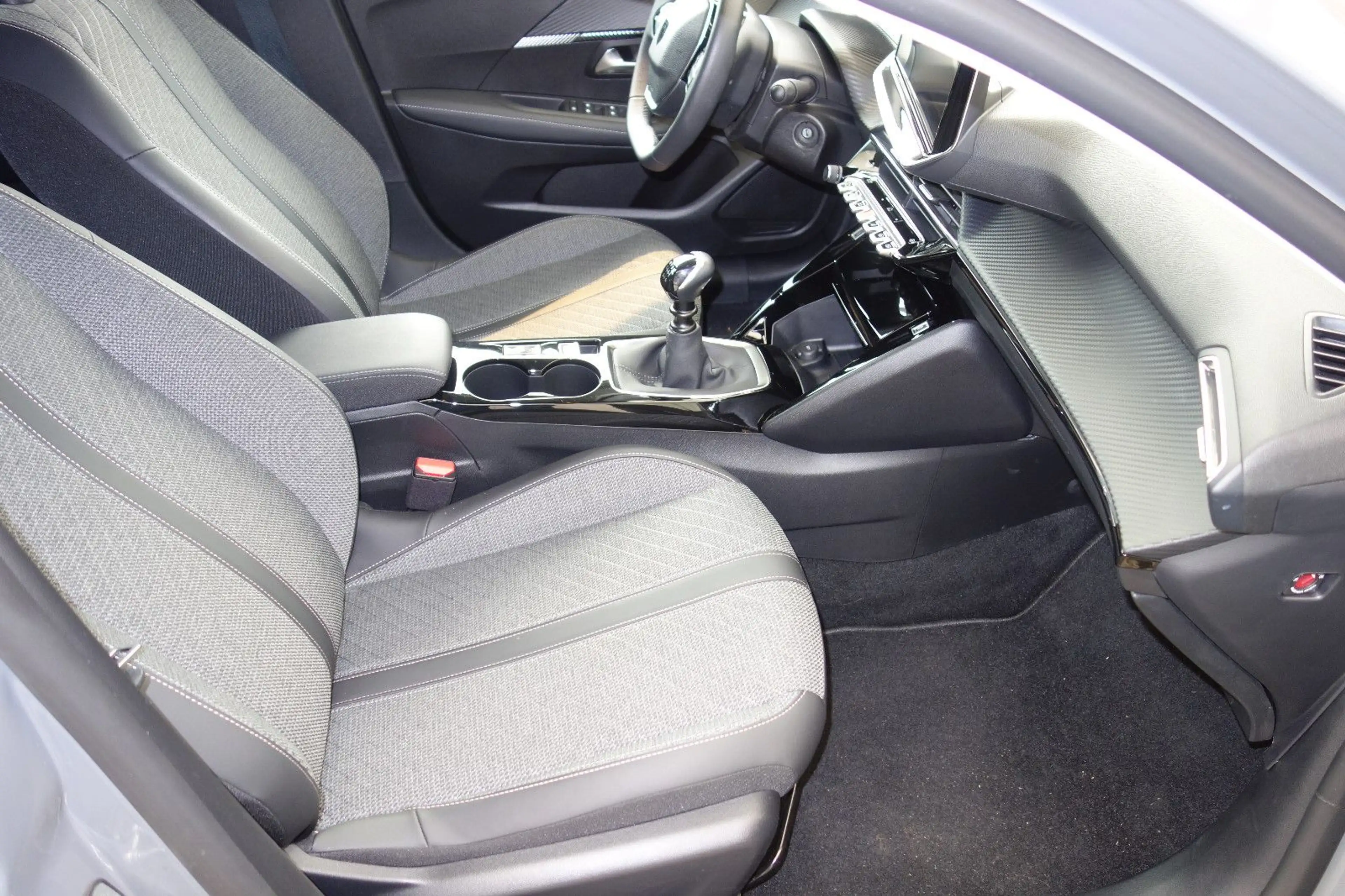Peugeot 208 Allure PureTech 100/.1-Hand,6-gang,Klima — photo 6