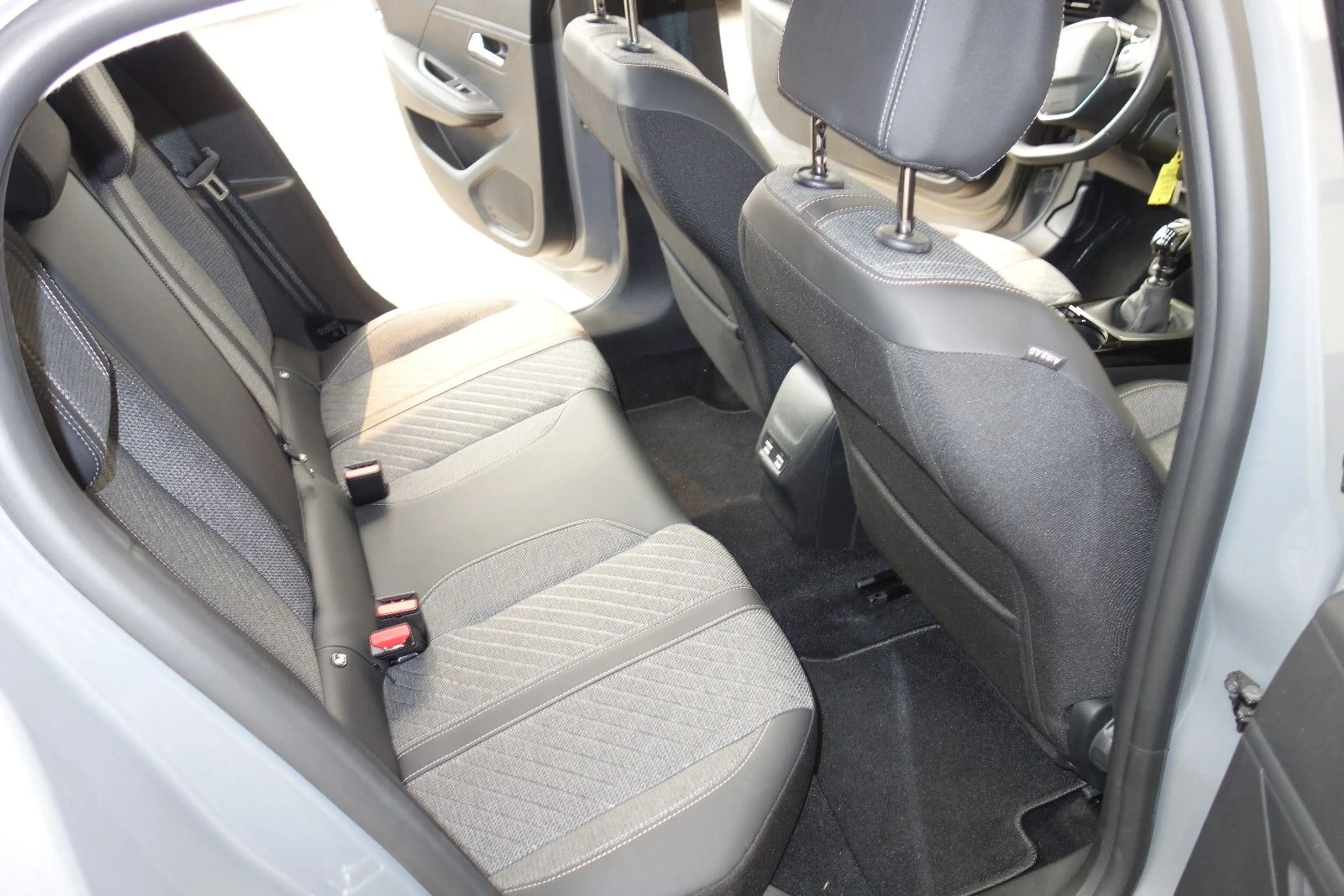 Peugeot 208 Allure PureTech 100/.1-Hand,6-gang,Klima — photo 13