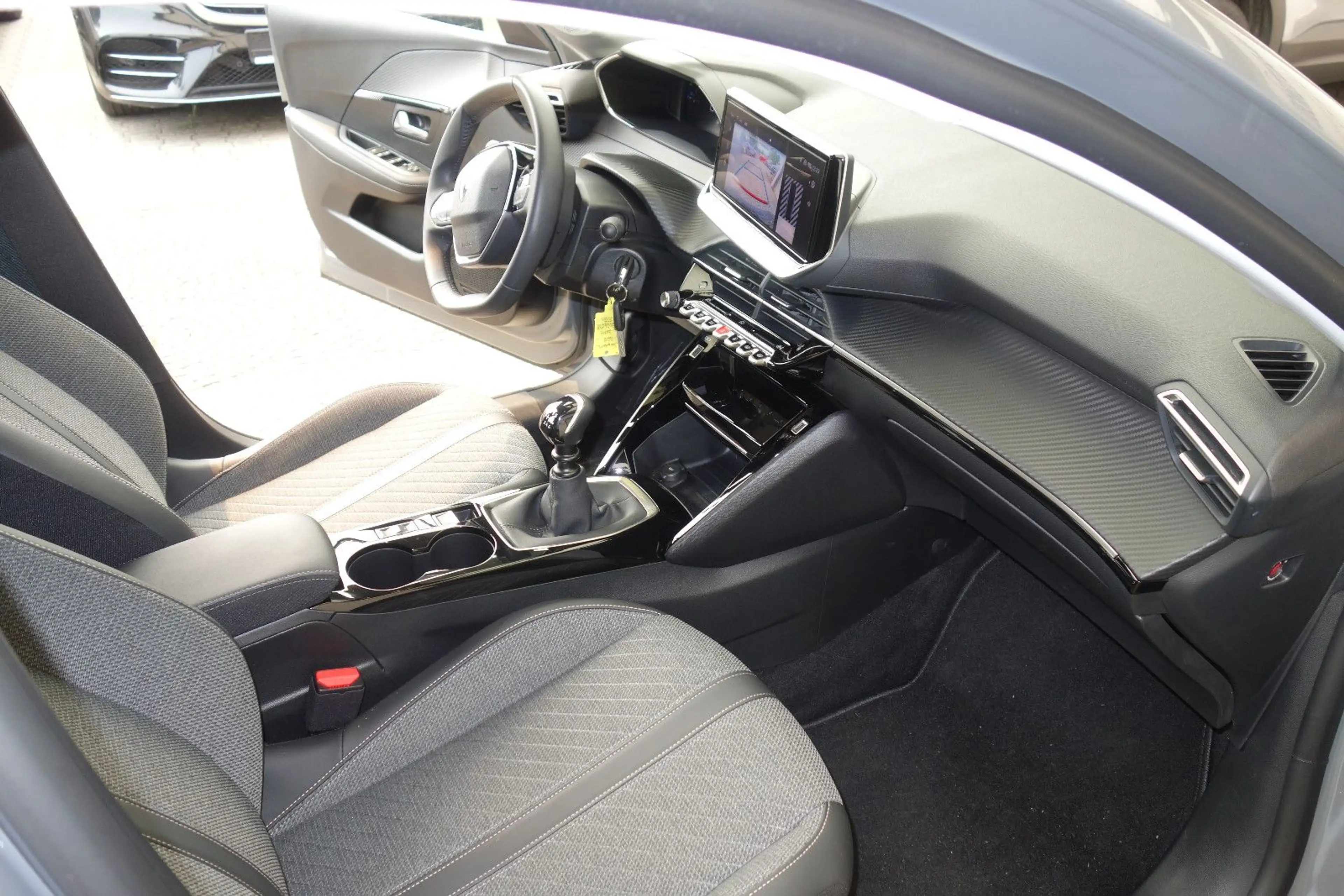 Peugeot 208 Allure PureTech 100/.1-Hand,6-gang,Klima — photo 14