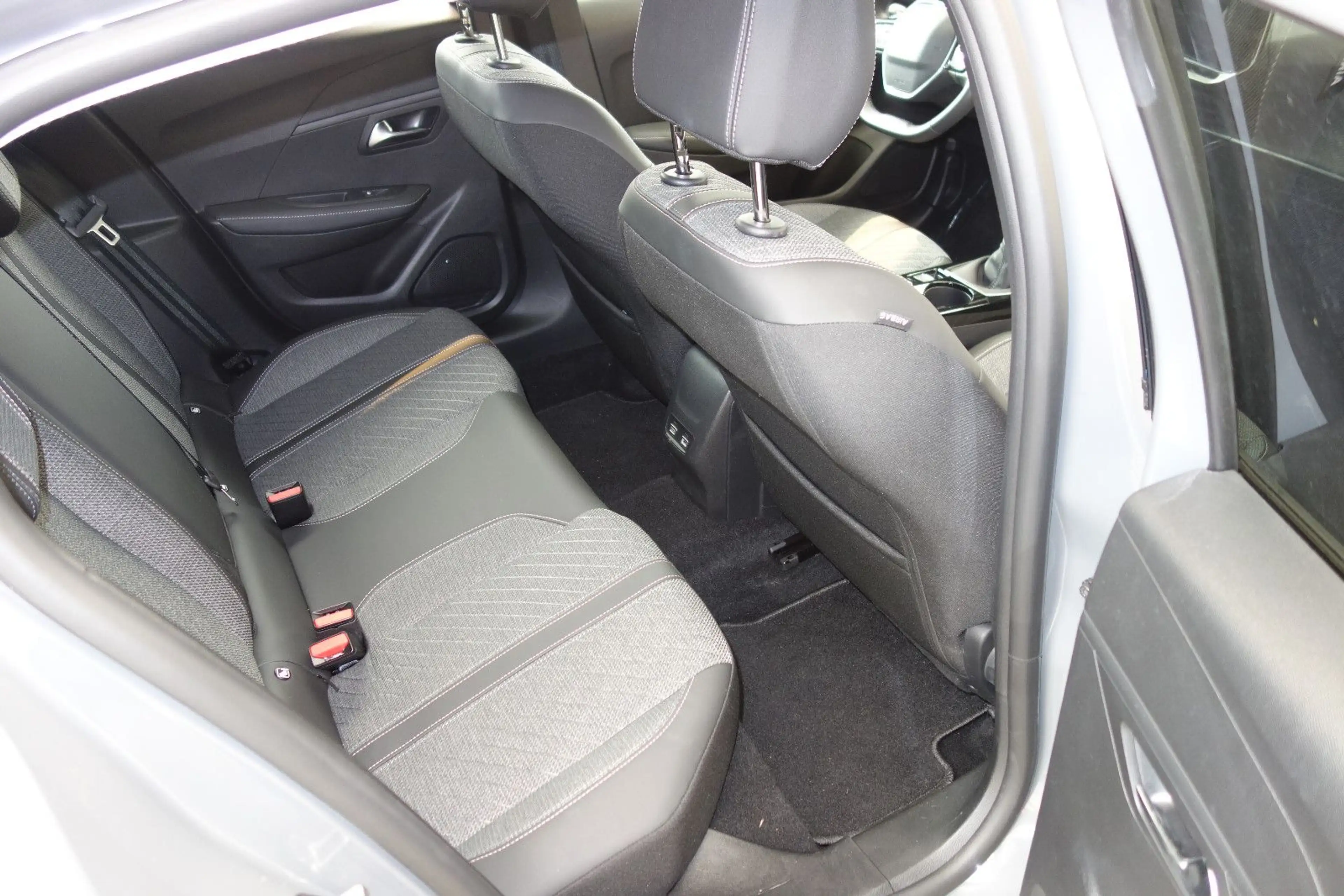 Peugeot 208 Allure PureTech 100/.1-Hand,6-gang,Klima — photo 7